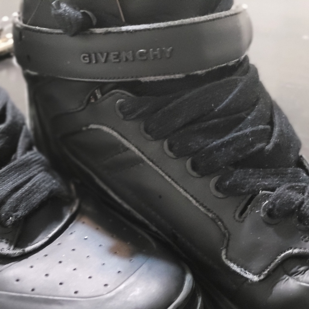 Givenchy - Picture 3 of 6